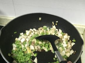 将食材冲洗干净，五花肉切小片，菌类配菜提鲜，绿色配菜提色。将葱姜蒜放入爆香，五花肉两个配菜加入翻炒，加入调味