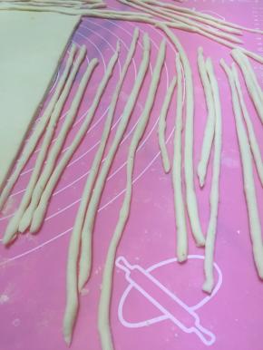 擀面，将面做成细条。