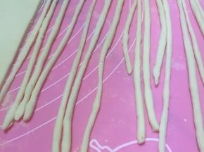 擀面，将面做成细条。
