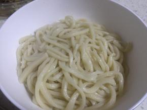 锅中加入水煮沸，下入鲜面，煮沸，出锅。