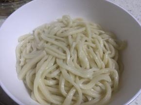 锅中加入水煮沸，下入鲜面，煮沸，出锅。