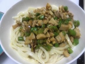 将炒的五花肉浇头及汤汁置于面上