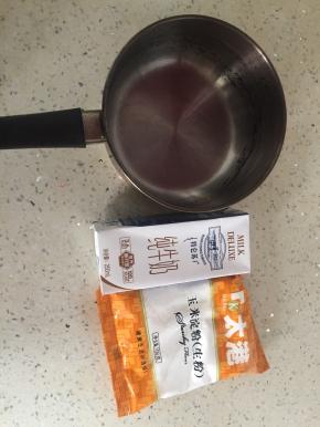 准备好玉米淀粉、鲜奶一瓶