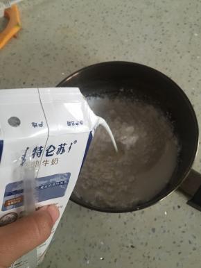 将玉米淀粉倒入锅中，加入鲜奶
