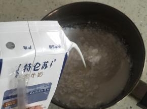 将玉米淀粉倒入锅中，加入鲜奶