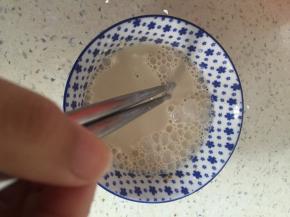 倒入碗中，将面粉、鲜奶和糖搅拌均匀