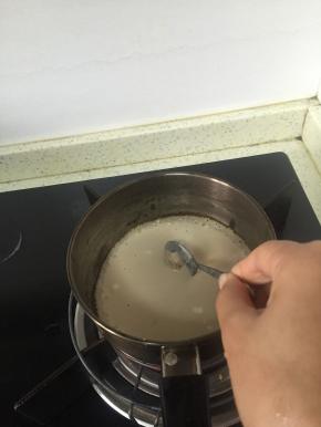 锅子放在燃气灶上预热，然后倒入拌好的鲜奶汁