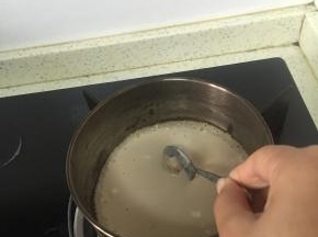 锅子放在燃气灶上预热，然后倒入拌好的鲜奶汁