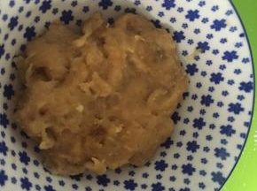 盛到碗中，放入冰箱冷冻半个小时，拿出