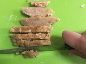 将冻好的块切成自己喜欢的大小