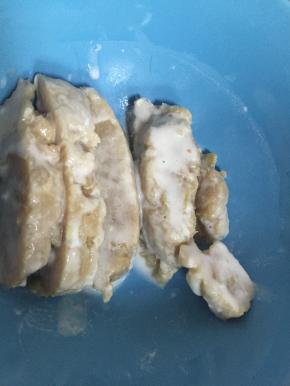 用面粉兑水，调成稀糊，将红糖鲜奶块放入其中，沾满全身