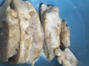 用面粉兑水，调成稀糊，将红糖鲜奶块放入其中，沾满全身