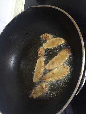 在锅中加入较多的油，油加热到滚烫，放入红糖鲜奶块炸