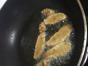 在锅中加入较多的油，油加热到滚烫，放入红糖鲜奶块炸