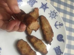 炸至两面金黄，大约5分钟，出锅即可