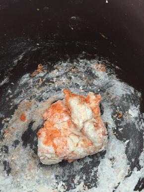 取出面粉，加入水，和面，如果可以接受胡萝卜，则此刻将胡萝卜碴子放入面团，揉匀，将面用湿布覆盖醒面15分钟