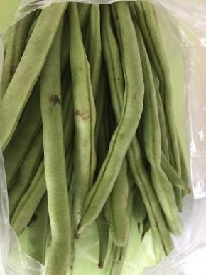 将豆角切成薄片，拌上少许盐，如喜欢甜食，也可换成糖。