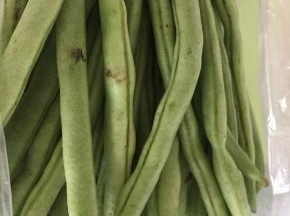 将豆角切成薄片，拌上少许盐，如喜欢甜食，也可换成糖。