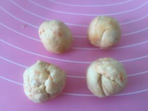 拿出面团，再次揉匀，表面光滑，分成小丁