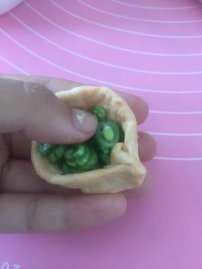 拿出一个面团，将面团擀开，加入豆角丁