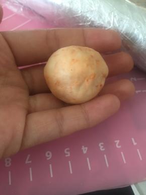 将面团在手心搓圆。