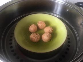 锅里加入少量的水，烧热将包好的丸子放入蒸熟