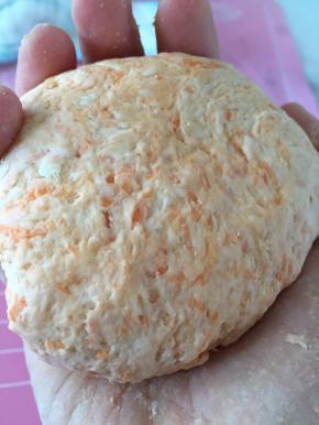 取出面粉，加入水，和面，如果可以接受胡萝卜，则此刻将胡萝卜碴子放入面团，揉匀，将面用湿布覆盖醒面15分钟。