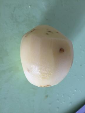 将土豆去皮，切成小丁，拌上少许盐，如喜欢甜食，也可换成糖。