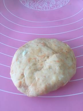 拿出面团，再次揉匀，表面光滑。