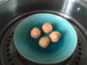 锅里加入少量的水，烧热将包好的丸子放入蒸熟