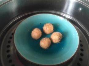锅里加入少量的水，烧热将包好的丸子放入蒸熟