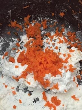 取出面粉，加入水，和面，将胡萝卜碎加入面粉中，面用湿布覆盖醒面15分钟