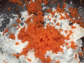 取出面粉，加入水，和面，将胡萝卜碎加入面粉中，面用湿布覆盖醒面15分钟
