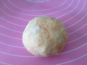 拿出面团，再次揉匀，表面光滑。