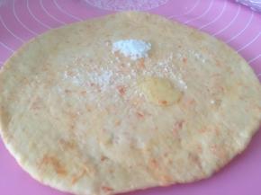 将面团擀开，加上少量糖和橄榄油，糖作为调味，橄榄油可使薄饼更加酥脆，将油和糖抹匀，重新包住