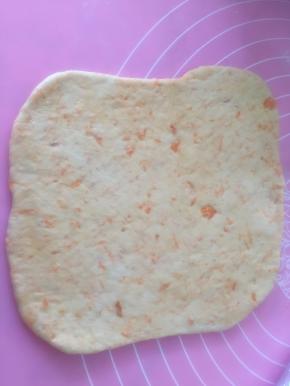 再将新的面团擀开