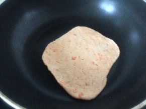 平底锅里加入少量的食用油，烧热将并放入锅中，两边上色，摊熟