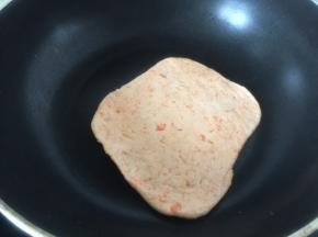 平底锅里加入少量的食用油，烧热将并放入锅中，两边上色，摊熟