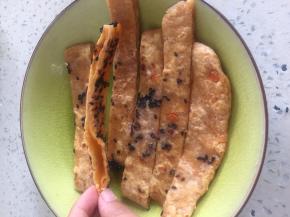 约5分钟后，煎熟，即可出锅，可看出内部分层，口感甜香，切片可食用