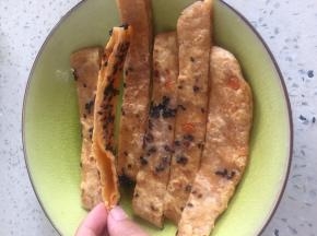 约5分钟后，煎熟，即可出锅，可看出内部分层，口感甜香，切片可食用