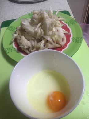 将平菇撕开，鸡蛋打散