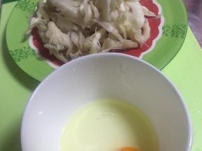 将平菇撕开，鸡蛋打散