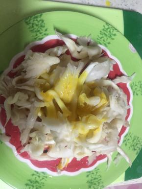 将鸡蛋汁倒在平菇上，拌匀