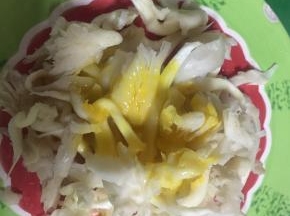 将鸡蛋汁倒在平菇上，拌匀