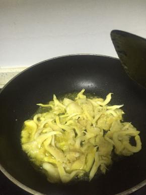 锅里加入食用油，待油锅烧热，倒下平菇，中火不断的翻炒5分钟
