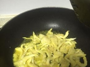 锅里加入食用油，待油锅烧热，倒下平菇，中火不断的翻炒5分钟