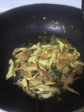 继续翻炒，使得蘑菇变干，金黄。