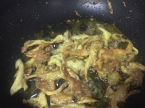 继续翻炒，使得蘑菇变干，金黄。