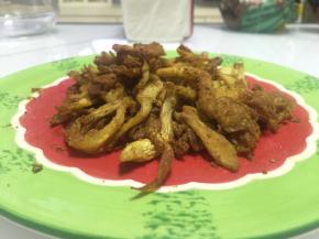 出锅，撒上花椒粉、辣椒粉、盐即可