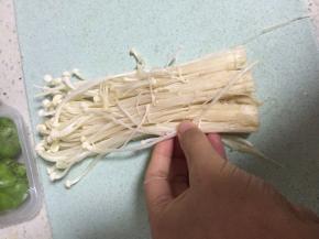 洗干净金针菇，用手撕开